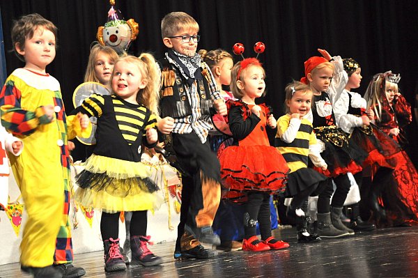 Fantasievoll und einfach süß: Beim Kinderkarneval Brakel tummelte sich in der Stadthalle alles, was die Fantasie hervorbringen kann. - © Helga Krooß