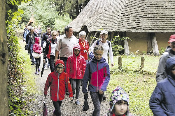 Familienwanderung: Der Weg führt auch durch das Freilichtmuseum. Mittendrin ist Landrat Axel Lehmann. - © Sigurd Gringel