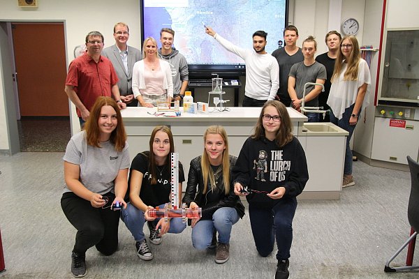 Fliegen im Oktober nach Namibia: Zehn Schüler der Bertolt-Brecht-Gesamtschule, gemeinsam mit ihren Lehrern Hans Zwicker, Reinhard Vetters und der Schulleiterin Daniela Gehring zeigen die selbstgebauten Apparaturen die sie mitnehmen werden - © Raphaela Rußkamp