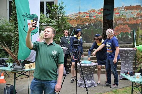 Der 2. Vorsitzende Patrick Bockwinkel filmt nicht nur jede einzelne Szene, er erstellt gleichzeitig einen Beitrag für die sozialen Medien. - © Karin Prignitz