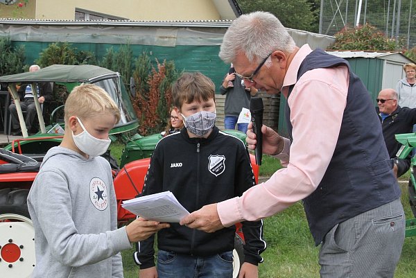 Jasper Gehring (l.) und Tim Husemann nutzen die Chance und übergeben Bürgermeister Hans Jürgen Wessels dreihundert Unterschriften mit der Bitte um den Bau eines Mountainbike-Parks. - © Wolfgang Tilly
