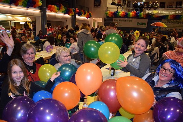 Marie Orthaber (v. l.), Sigrid Meier, Helga Nennbach, Leon Orthaber und Simone Aschendorf haben Luftballons gesammelt. - © Johanna Werth