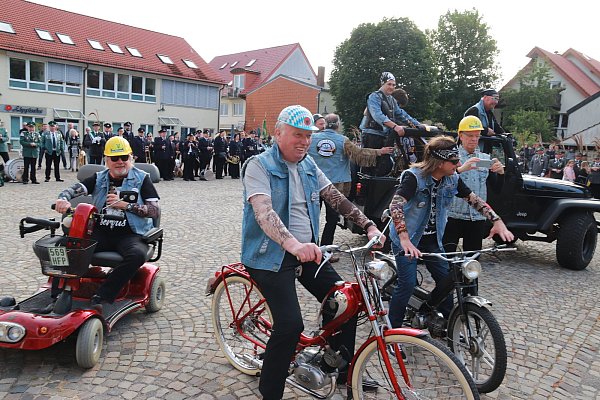 Mit Kutte: Als tätowierte Schutztruppe ist die „Vümfte“ unterwegs. Jochen Oberdieck, Uwe Uekermann, Nils Hilff und Reinhart Hoffmann (vorne, v. l.) nutzen etwas ältere Fahrzeuge. - © Knut Dinter