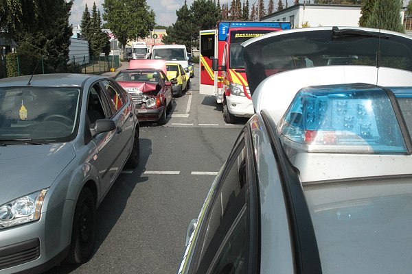 Ein Kleintransporter aus dem lippischen Oerlinghausen hatte diese Fahrzeuge an der Kreuzung Gaußstraße zusammengeschoben. - © Peter Steinert