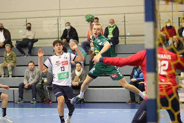 Augen auf beim Torabschluss: Florian Kranzmann fliegt im Trikot der Bundesliga-A-Jugend GWD Mindens auf den Torhüter der SG Flensburg-Handewitt zu. Demnächst tut Kranzmann dies auch bei den ganz Großen. - © Christian Bendig