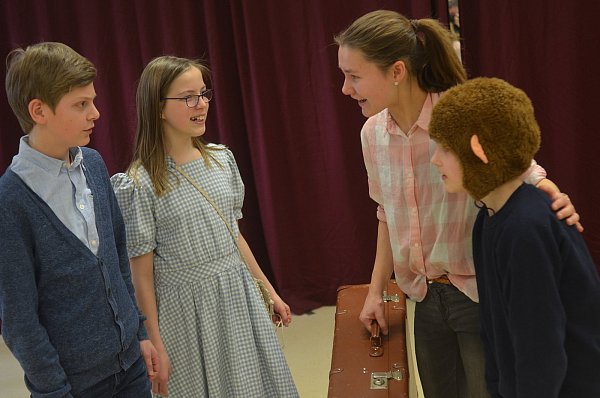 Pippi Langstrumpf (2. von rechts) mit ihren Freunden Tommy und Annika (Moritz Büse, Kate Leonard, l.) sowie dem Affen Herr Nilsson (Simon Michels, r.). - © Dietmar Gröbing