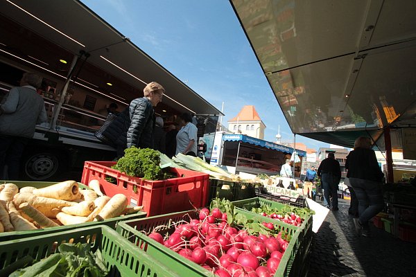 In der Warteschleife: Bis zum 31. August müssen die Kunden der Markthändler noch warten, ehe sie auch im Inneren der Halle bedient werden können. - © Peter Steinert