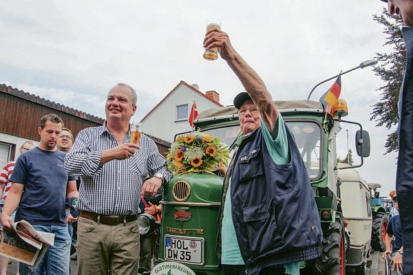 Zum Wohle: Bürgermeister Werner Tyrasa stößt mit Winfried Langner auf dessen Heimkehr an. - © NW