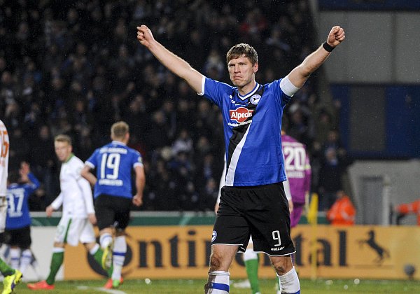 Fabian Klos jubelt nach dem 3:1-Sieg über Werder Bremen. - © Foto: Christian Weische