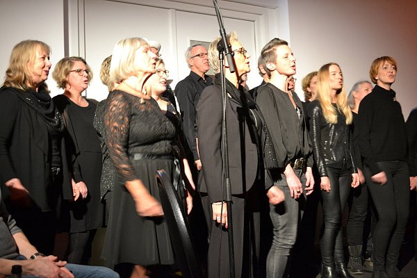 Für den angemessenen Heimatsound sorgten gut 20 Mitglieder der Funk & Soulsingers. - © Ulla Meyer