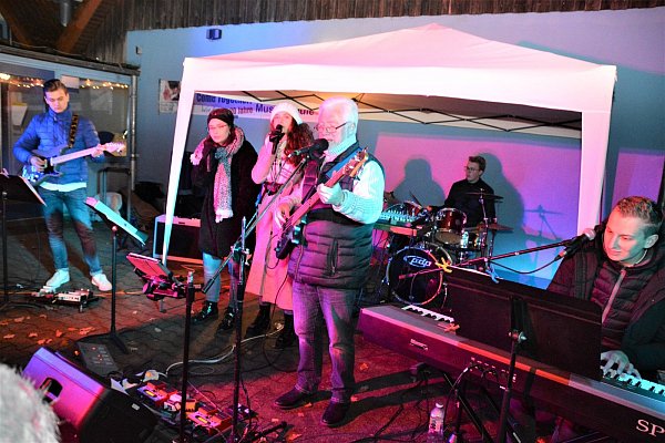 Die Band "Reaction" der Oerly-Musikschule mit Lauritz Kleinehagenbrock, den Sängerinnen Leona Mehmeti, Leonita Dragusha, David Clarke, Schlagzeuger Adrian Meise und Bandleader Mark Kleinehagenbrock (v. l.) sorgt für Stimmung. - © Karin Prignitz