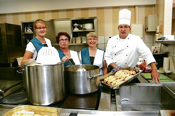Starkes Küchenteam: Marianne Klassen (v. l.), Lissy Stadt, Ingrid Grotegut und Chef Hejo Schmitz, der auch wegen seines Gerichts Rindfleisch mit Zwiebelsoße weit über das Klosterdorf hinaus bekannt ist. - © Joe Cubick