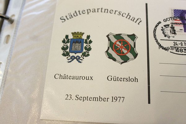 Freundschaft: 1977 erschien ein Ersttagsbrief zur Städtepartnerschaft zwischen Châteauroux und Gütersloh. - © Florian Sädler