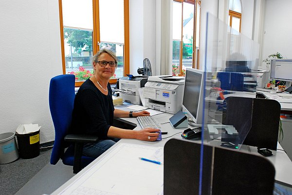 Michaele Winter wird in dieser Coronazeit auch im Bürgerbüro eingesetzt. Sonst ist sie in der Telefonzentrale tätig. - © Gunter Held