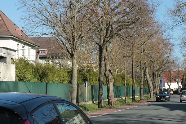 Sicherer: Mit dem Umbau der Kaserne soll die Vlothoer Straße beidseitig einen Bürgersteig erhalten. - © Peter Steinert