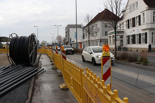 In Richtung Innenstadt auf eine Fahrspur verengt ist die Bahnhofstraße vor dem Hauptbahnhof. - © Mareike Gröneweg