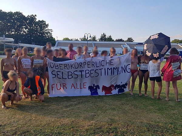 (Ober)körperliche Selbstbestimmung für alle: Das fordern die Frauen, die im Wiesenbad Protest üben. - © df
