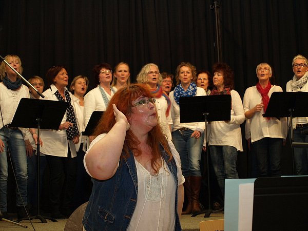 Mitreißend: Die „Paulus-Singers", hier bei einem Konzert, bei dem die Sängerinnen und Sänger mit viel guter Laune afrikanischen Rhythmen zu Gehör brachten. Chorleiterin Lola Skwarczynski animierte die Zuhörer zum Mitmachen. Foto: NW-ARchiv (Jeannine Gehle)