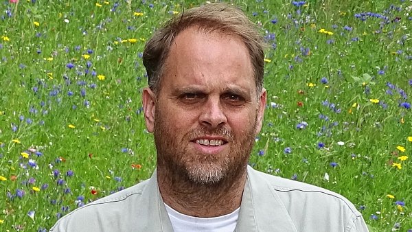 Jan Preller vom Waldinformationszentrum Hammerhof in Hardehausen trauert um sein Vorbild Wilfried Limpinsel. - © Wald und Holz