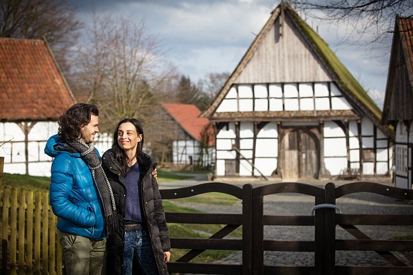 Melissa Cosseta und Simon Wolant wollten eigentlich ins Café des Bauernhausmuseums. Doch das ist dicht. - © Mike-Dennis Müller