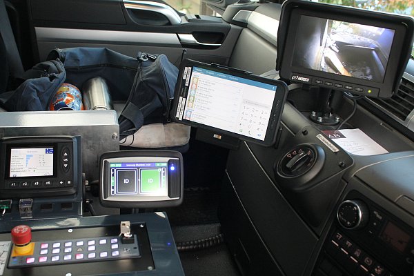 Hightech: Der Blick in die Fahrerkabine zeigt, wie viel moderne Technik in den neuen Fahrzeugen steckt. - © Nicole Hille-Priebe