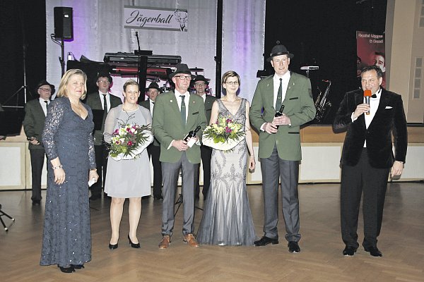 Organisationsteam: Kreisjägermeisterin Britta von Weichs und Claus Sagel, Vorsitzender des Hegerings Brakel, bedankten sich für die gelungene Organisation bei Martin Micus und Frank Weber. Hier in Begleitung von Sandra Micus und Julia Weber. - © Patricia Speith