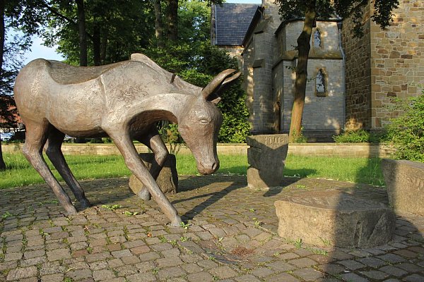 Der Legende nach wurde die Isselhorster Kirche dort erbaut, wo sich ein schwer mit Steinen bepackter Esel zuerst hingelegt hatte. - © Melanie Wigger
