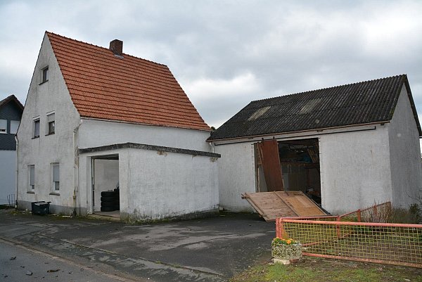 Aus den Angeln gerissen: Das Tor zur Scheune beim "Horrorhaus" in Bosseborn. - © Thomas Kube