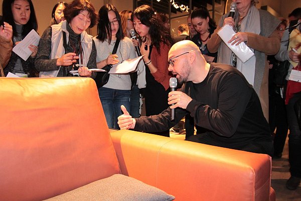 Luca Nicetto erklärt sein Möbel „Liv" mit viel Engagement. - © Stefan Schelp