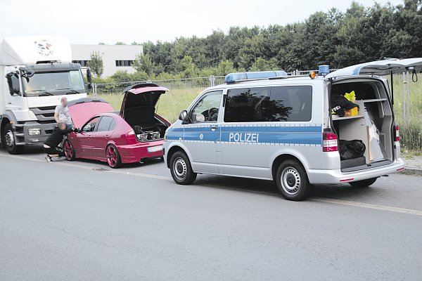 Zu tief und zu laut: Der rote Seat darf nicht weiterfahren, weil er zu stark tiefergelegt ist und der Luftansaugstrang manipuliert wurde. - © Nora Pfützenreuter