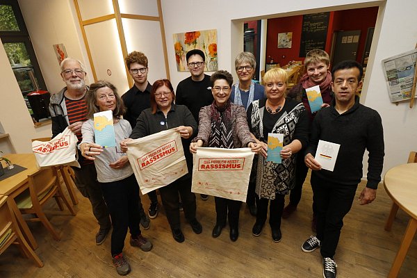 Die Mitwirkenden: August-Wilhelm König (v. l.), Maria Hettenkofer (Frauenberatungsstelle), Dennis Heymann (Kreissportbund), Irmgard Pehle (DFG-VK-Mitglied), Sebastian Töbel, Karola Althoff-Schröder (Gleichstellungsbeauftragte), Barabara Rodi (Friedensfördernde Energie-Genossenschaft Herford), Gerit Böhnnig (Vlotho), Sabine Hoffmann und Erdal Ekinci - © Angelina Kuhlmann