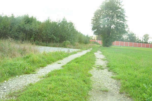 Dieser Weg führt zur versteckten Wendeanlage oben links im Bild. Dahinter verläuft die Autobahn. - © Heiko Kaiser