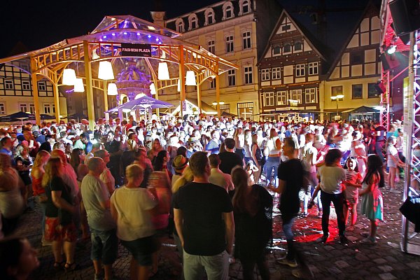 Anziehend: Dicht gedrängt standen, saßen und feierten die Besucher des Hoeker-Festes - hier auf dem Neuen Markt. - © Frank-Michael Kiel-Steinkamp