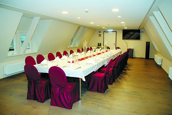 Für jeden Anlass: Der Tagungsraum wird je nach Bedarf hergerichtet, wie hier mit Dinnertafel. - © Amina Vieth