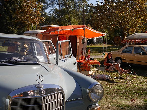 Klassisch: Claudia Klee hat gleich zwei Oldtimer ins Furlbachtal mitgebracht. Wohnwagen und Fahrzeug laden zum Ansehen ein. - © Delia Kornelsen