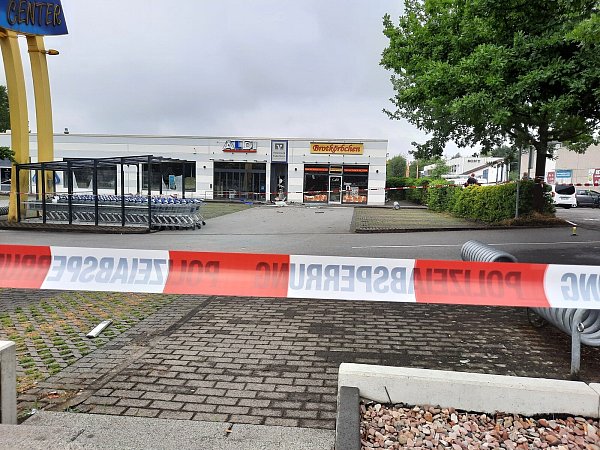 Durch die Sprengung des Geldautomaten am Heidecenter wurden auch die angrenzenden Geschäfte beschädigt. Die Polizei hat am Montagvormittag den Parkplatz abgesperrt. - © Marc Schröder