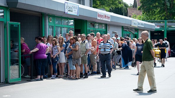 Schlange: Viele Schlagerfans erwartete Beatrice Egli vor dem Elektrofachzentrum des Herforder Marktkaufs. - © Noah Wedel