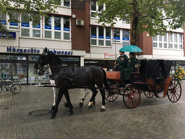 Auf dem Weg zum Schützenhof: Das Wetter veranlasste die Schützen mit den Bussen vom Alten Markt zum Schützenhof zu fahren. Die Kutschen kamen dennoch nur zu Pferd voran. Foto: naw - © naw
