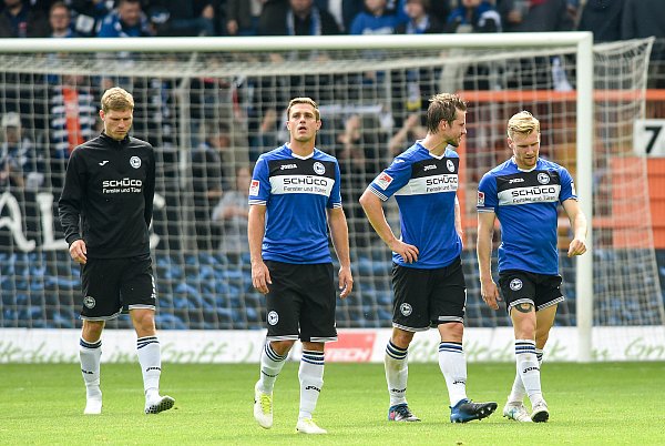 Fabian Klos, Tom Schütz, Julian Börner und Andreas Voglsammer gehen nach dem Spiel frustriert vom Platz. - © Christian Weische
