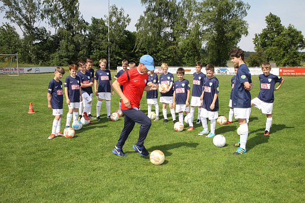 Dribbeltechnik: Dariusz Wosz (vorn), ehemaliger Nationalspieler des VfL Bochum, zeigt dem Nachwuchs, wie man seine Gegenspieler austrickst. - © Hermann Ludwig