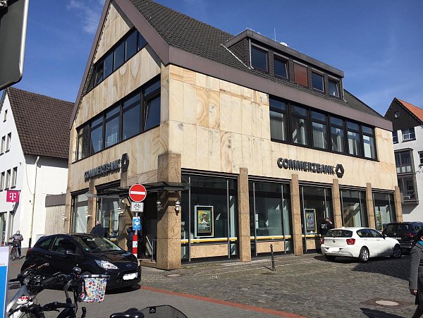 Die Commerzbank war bereits Ziel von Unbekannten, die Geld erbeuten wollten. - © Andreas Frücht