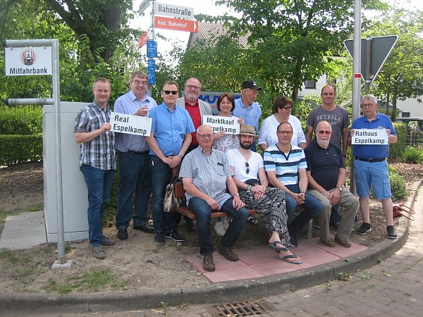 Beispielgebendes Projekt: Gute Resonanz fand der Mitfahrbank-Testtag bei Vertretern aus Politik, Vereinen und Verwaltung. Bernd Wlotkowski (2.v.l.), Vorsitzender der Gestringer Dorfgemeinschaft, konnte auch die Landtagsabgeordneten Bianka Winkelmann (5. v. l.) und Ernst-Wilhelm Rahe (4. v. l.) begrüßen. - © Klaus Frensing