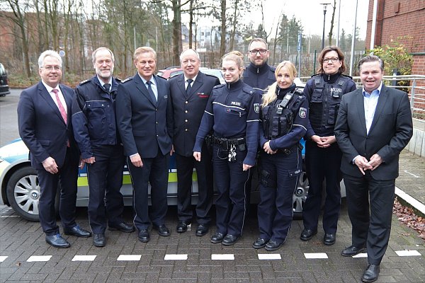 Wachende Helfer: Landrat Jürgen Müller (v.l.), Polizeidirektor Dirk Zühlke, Wacheleiter der Polizei Volker Huß, Wacheleiter der Feuerwehr Michael Stiegelmeier, Jocelyn Lang, Thomas Krebs, Nadine Pächer und Ira Dieckmann von der Wache und Bürgermeister Tim Kähler. - © Alexandra Golfinger