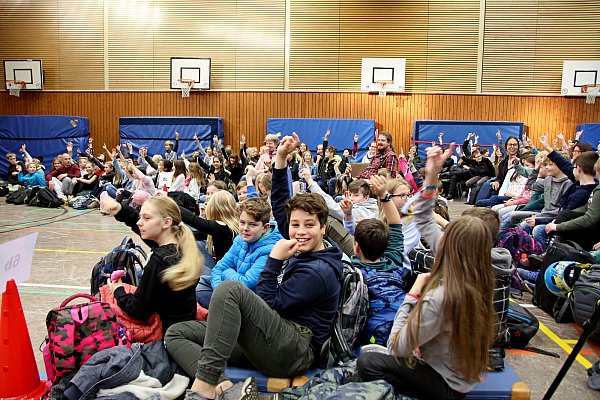 Sie sind sich ziemlich einig: Die meisten Schüler melden sich auf die Frage, wer kein Lehrer werden möchte. - © Noah Matzat