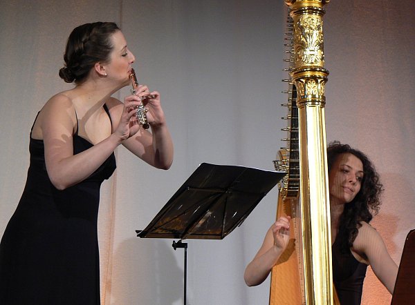 Inspiriertes Zwiegespräch: Verena Beatrix Schulte (l.) und Hanna Rabe. Sie bilden das Queens-Duo. - © Christine Longère