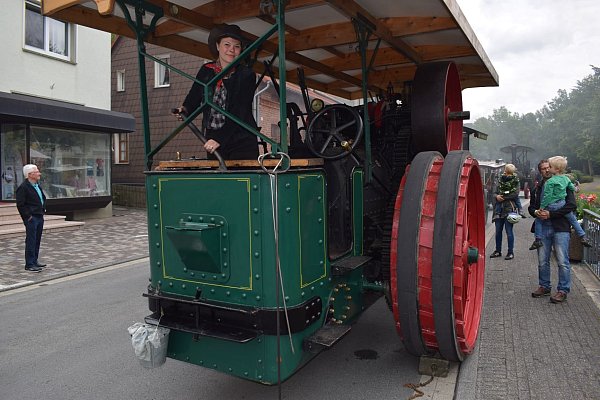 Starkes Hobby: Die Niederländerin Natalie Bimmel setzt die 106 Jahre alte Maschine unter Dampf. - © Anja Ebner