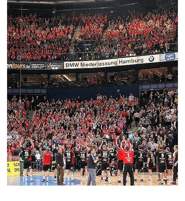 Die rote Fan-Wand des TuS N-Lübbecke beim Final Four 2010 mit rund 2.000 Schlachtenbummlern. Jetzt stand nur die Hälfte der Tickets für Hamburg zur Verfügung, die möglichst gerecht verteilt werden mussten. - © FOTO: BRASE