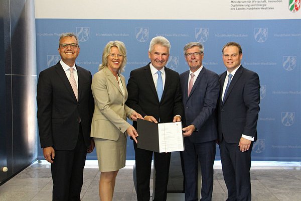 Volker Wittberg, Prorektor Forschung und Entwicklung FHM,Anne Dreier, Rektorin und Geschäftsführerin FHM, Minister Andreas Pinkwart, Friedel Heuwinkel Institutsleiter FHM-Institut für den Mittelstand (IfM) und Ingo Ballschmieter, Dekan Fachbereich Wirtschaft FHM. - © MWIDE NRW/M. Sassenscheidt