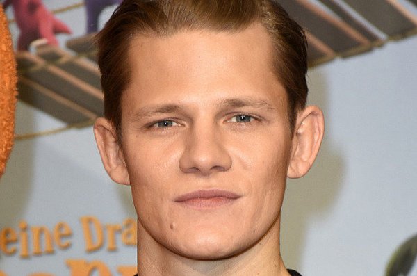 Max von der Groeben spielt im Film "Fuck Yu Göthe" mit. Am 25. Mai steht der Schauspieler auf der Bühne im Jeanslager der Ahlers AG. - © Picture alliance