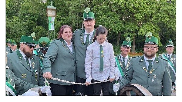 Fabian Mai und Ann-Kathrin Mai sind das neue Königspaar in Sennelager. Bei der Ehrung dabei ist auch Emelie Mey, die Tochter des Hofpaares Sven und Ann-Kathrin Mey. - © Schützen Sennelager